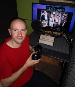 Santiago Arca Henon dubbing En el viejo Oklahoma (In Old Oklahoma), for Grjngo: Western Movies. AKA "War of the Wildcats" from 1943.