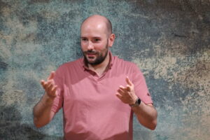 Santiago Arca Henon performing improvisation in English with Jest Set, an improv group, at bar Południk Zero, in Warsaw.