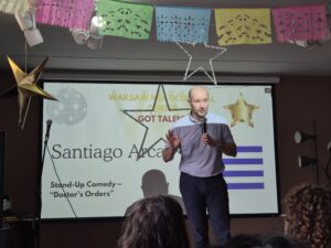 Santiago Arca Henon performing stand-up in English in Warsaw